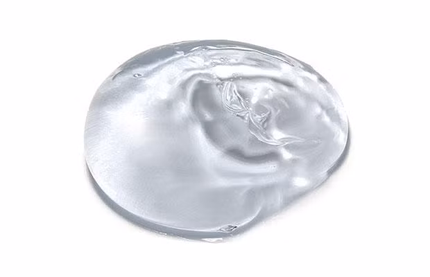 Geo vuốt tóc. Tóc của bạn thời gian này đang rụng dần, mỏng đi và nhẹ hơn rất nhiều so với trước đây và các sản phẩm tóc kiểu này sẽ làm cho nó bết lại và rũ xuống. Thay vì dùng geo hãy dùng máy tạo kiểu tóc vẫn sẽ giữ được cấu trúc tóc tốt hơn.