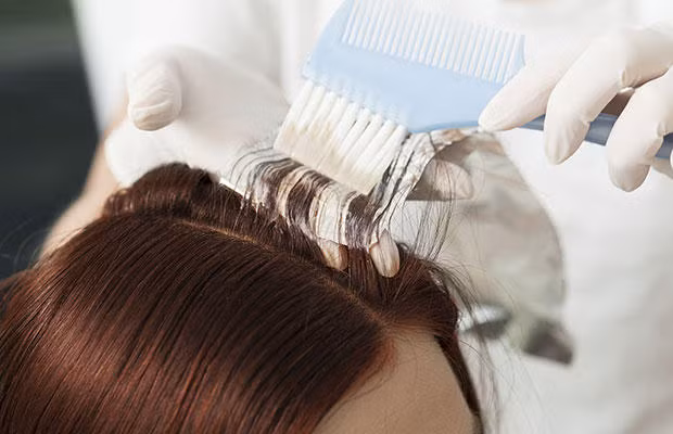 Thuốc nhuộm tóc có chứa ammonia. Nếu bạn sử dụng thuốc nhuộm có ammonia để che dấu hoàn toàn màu tóc dần chuyển sang bạc, nó sẽ làm hỏng lớp biểu bì của tóc theo thời gian.