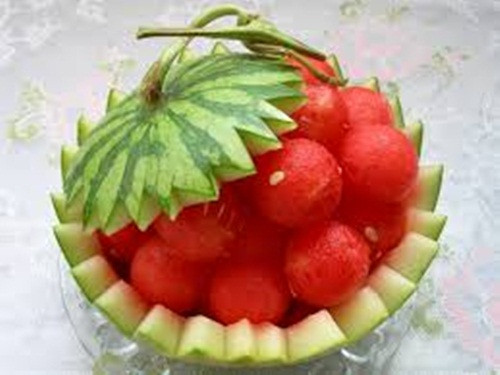 Dưa hấu. Hãy hạn chế ăn dưa hấu mùa này bởi nó chứa tính hàn cao, dễ khiến bạn rối loạn tiêu hóa và đau bụng. Hãy thay thế bằng các loại rau củ khác như cà rốt, khoai tây, khoai lang… sẽ tốt hơn cho sức khỏe.