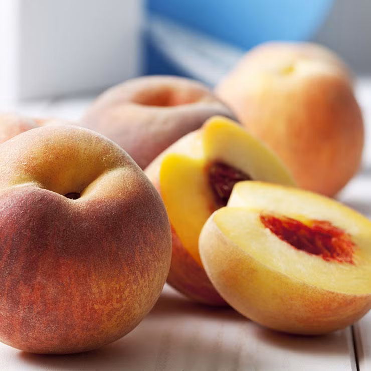 Đào có hàm lượng sắt, protein, đường, kẽm... rất phong phú. Loại quả này rất ngọt và ngon vào mùa hè nhưng sẽ hết mùa từ sau tháng 8. Nếu bạn tìm thấy đào được bày bán trong mùa đông, nó không còn tốt cho sức khỏe. Thay vì ăn đào, bạn có thể thay thế bằng quả táo với hàm lượng dinh dưỡng tương đương.