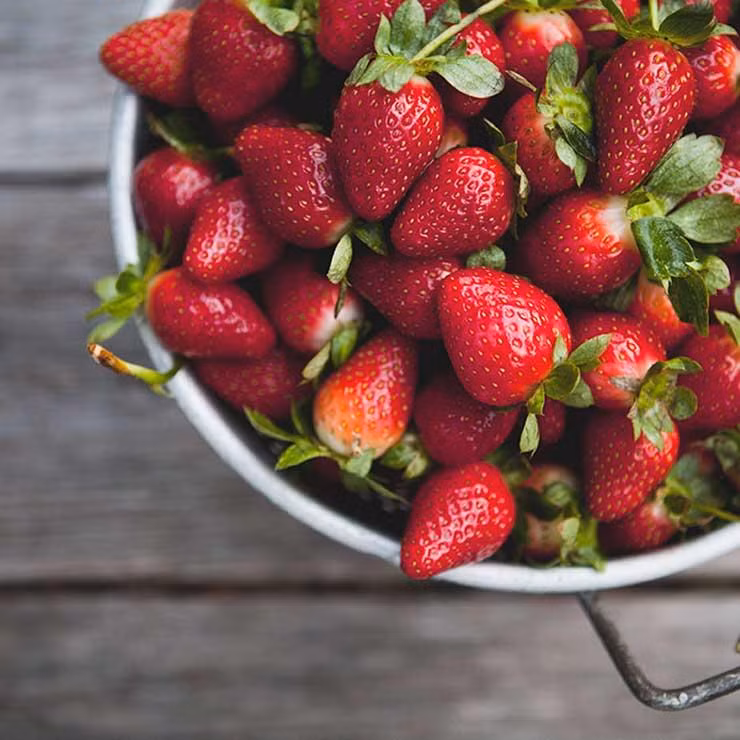 Dâu tây. Dâu tây mùa đông nhạt hơn mùa hè, do vậy mà màu sắc của nó cũng nhạt hơn. Các loại vitamin C trong loại quả này cũng không nhiều nếu được trồng trong mùa đông.