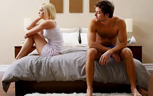 Chảy máu sau quan hệ tình dục. Ở âm đạo có một polyp nhỏ và khi quan hệ nhiều sẽ khiến nó vỡ gây chảy máu khi quan hệ. Nếu chồng bạn không có chấn thương gì thì vết máu chắc chắn ở tử cung vợ. Hãy đến bệnh viện để chẩn đoán điều trị sớm.