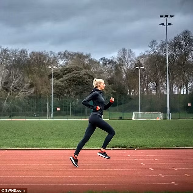 Một thanh socola mỗi ngày là bí quyết có hông quả táo hoàn hảo của Zanna Van Dijk, 23 tuổi (London), một trong những huấn luyện viên cá nhân hàng đầu nước Anh. 