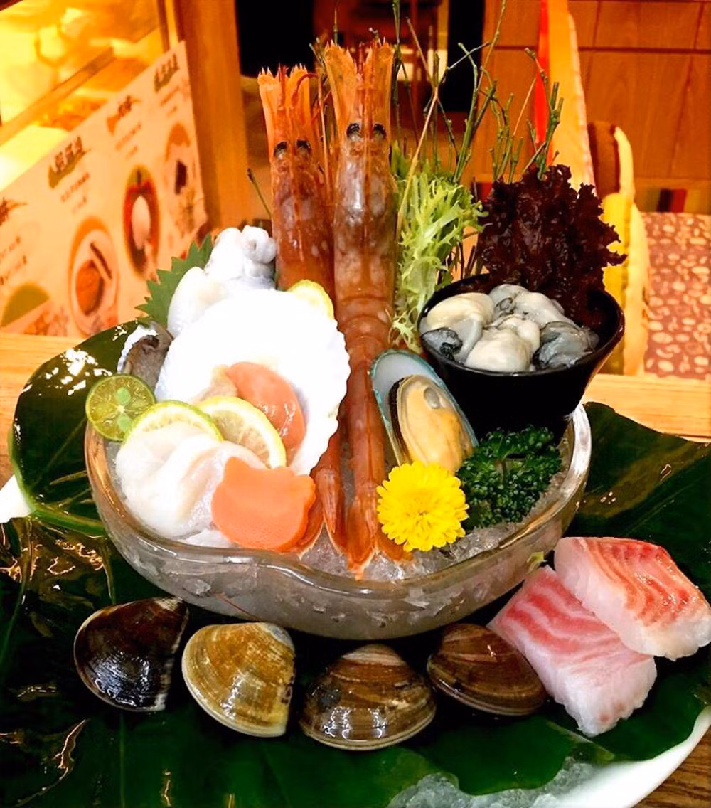 Hoặc nồi lẩu hải sản có bóng dáng cô mèo cute ở củ cà rốt.