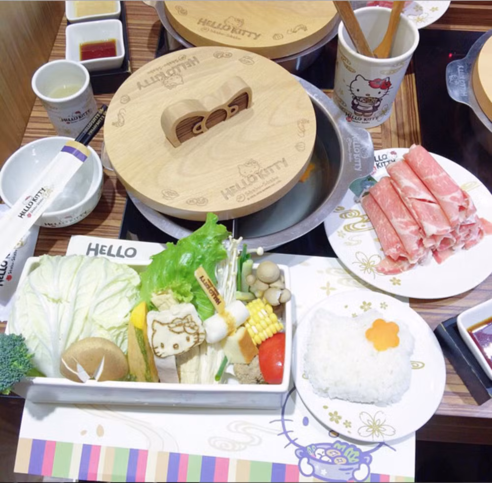 Bát, đĩa hay thìa dĩa đều được in hình kitty đặc trưng đáng yêu. Món cơm được nặn khéo léo thành cô mèo với thắt nơ hình cà rốt.