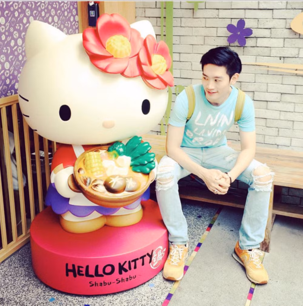 Ở ngay cửa vào nhà hàng Hello Kitty, du khách sẽ được đón chào bởi một con mèo hello kitty to hơn người thật, trên tay ôm nồi lẩu đặc trưng của nhà hàng.