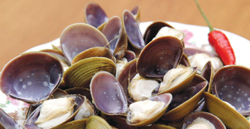 Canh hến linh chi. Theo Đông y, linh cho có vị ngọt, tính ôn, rất có ích với người mất ngủ, mệt mỏi. Thịt hến có tính lạnh, không độc, giúp nhuận tràng, an thần… Do vậy, canh hến linh chi là món ăn tốt cho người mệt mỏi, mất ngủ, tiêu hóa kém…