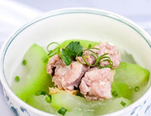 Canh vịt nấu bí. Với những người mất ngủ khiến cho thần kinh suy nhược thì món canh này vô cùng hiệu quả. Món canh này làm rất đơn giản, chỉ cần nấu vịt nhừ rồi thả bí đã xắt miếng vào và nêm gia vị là xong.