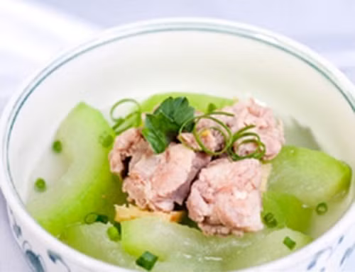 Canh vịt nấu bí. Với những người mất ngủ khiến cho thần kinh suy nhược thì món canh này vô cùng hiệu quả. Món canh này làm rất đơn giản, chỉ cần nấu vịt nhừ rồi thả bí đã xắt miếng vào và nêm gia vị là xong.