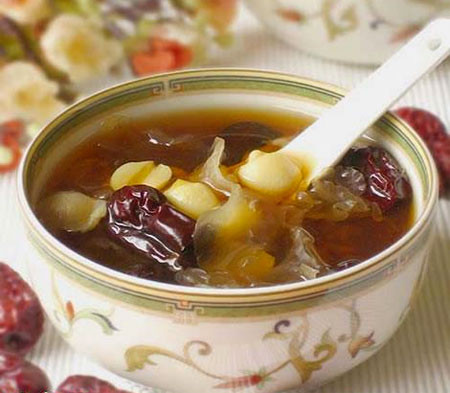 Canh mộc nhĩ, hạt sen. Mộc nhĩ có vị ngọt tác dụng dưỡng huyết, thông mạch làm cho thân thể nhẹ nhàng và trí nhớ tốt. Ngâm mộc nhĩ cùng nấm linh chi cho đến khi nó nở ra thì nấu chín, sôi được 3 phút cho táo tàu và gừng vào nồi ninh nhừ và dùng như canh trong bữa ăn.