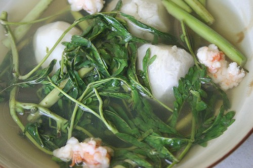 Canh rau rút. Rau rút vừa có chất bổ lại vừa chữa bệnh mất ngủ hiệu quả. Món canh này ăn vào mùa đông hay mùa hè đều rất ngon và dễ ăn. Đầu tiên rửa sạch rau rút và để nguyên lá, cắt cọng ngắn ngâm hết chát rồi mới đổ nước vào để ninh nhừ.