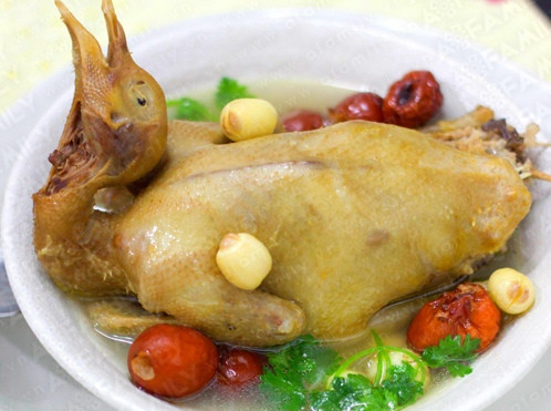 Canh hạt sen. Hạt sen lâu nay là vị thuốc nổi tiếng chữa mất ngủ. Hạt sen có thể được chế biến thành nhiều món canh ngon, nấu với thịt lợn hay thịt gà, thịt vịt đều được. Dùng các loại canh hạt sen trước khi đi ngủ 20 phút sẽ có hiệu quả bất ngờ.