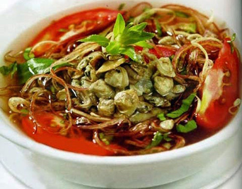 Linh chi thái lát mỏng cho vào nồi đất đun sôi khoảng hơn 1 giờ. Sau đó lọc linh chi lấy nước, bỏ bã. Thịt hến làm sạch đem nấu chung với nước linh chi. Khi thịt hến chín cho đường phèn vào. Đun nhẹ cho tới khi đường phèn tan hết. Dùng canh này lúc nào trong ngày cũng đều hỗ trợ chữa bệnh mất ngủ.