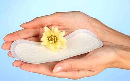 Giảm tiếp xúc với hóa chất. Hầu hết những băng vệ sinh thường được kết hợp bởi cotton và tơ nhân tạo, vật liệu tổng hợp có nguồn gốc từ gỗ. Tơ nhân tạo có chứa dioxin, một chất hóa học có thể gây ung thư và rối loạn hệ thống miễn dịch, giảm khả năng sinh sản.