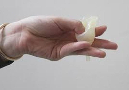 Không phải thay băng thường xuyên. Không giống như băng vệ sinh, một chiếc cốc có thể dùng được lâu hơn, chưa kể tuổi thọ của nó đến 10 năm nếu bạn làm sạch đúng cách. Bạn sẽ không phải lo lắng về vấn đề hết hay không mang theo băng vệ sinh theo bên mình.