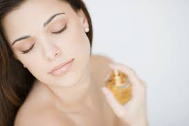 Dùng liệu pháp mùi hương. Tinh dầu có thể gây ra những cảm xúc tuyệt vời và điều đó giúp bạn sinh nở dễ dàng. Những mùi hương như lavender được biết đến với tác dụng làm dịu đầu óc và massage. Tuy nhiên, bạn cũng nên cẩn thận với cây xô thơm, nó có tác dụng tăng cường co bóp vì vậy có thể tạo ra những cơn co thắt quá mức.