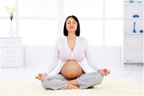 Thiền hoặc yoga. Hai liệu pháp thể dục này không chỉ để an thần mà còn tăng cường sức mạnh cơ thể chuẩn bị cho việc sinh con. Những tư thế như ngồi cánh bướm hay căng cơ vùng chậu được coi là tư thế an toàn và hữu ích cho việc sinh nở dễ dàng hơn.