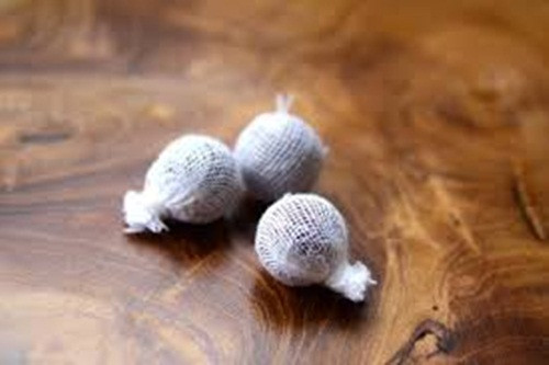 Bác sỹ phụ khoa Jen Gunter cho biết “Đặt một sản phẩm không được thiết kế phù hợp vào âm đạo lâu dài như vậy có nguy cơ sốc độc tố. Âm đạo có khả năng tự làm sạch và các loại thảo mộc đưa vào sẽ làm hỏng sự cân bằng của những vi khuẩn tốt”.