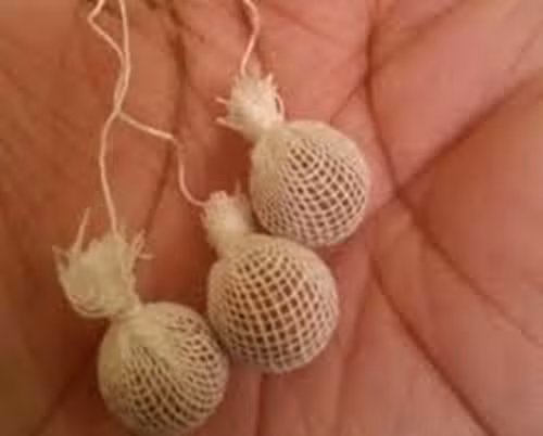 Không những thế, các nhà quảng cáo còn cường điệu hơn là tuyên bố nó có thể điều trị các bệnh phụ khoa như lạc nội mạc tử cung, u nang buồng trứng hay nấm và u xơ tử cung.