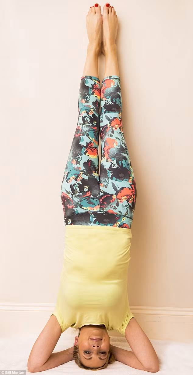 Có vẻ như đây là một động tác khó, nhưng trên thực tế, tất cả mọi người đều có thể thực hành với sự giúp đỡ của huấn luyện viên. Cùng với sự trợ giúp của một bức tường, người tập sẽ dễ dàng dựng ngược cơ thể và cảm thấy dễ chịu hơn với tư thế này.