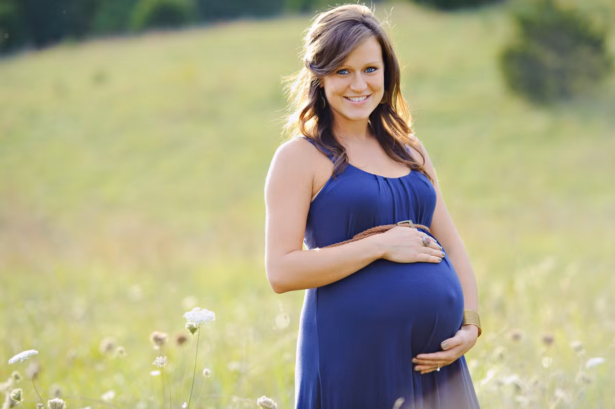 Dáng đi lạch bạch. Nhiều chị em khi mang bầu không được tự tin vì dáng đi lạch bạch như vịt. Nguyên nhân là do hội chứng đau xương chậu khi mang thai. Hội chứng này thường xuất hiện vào ba tháng cuối của thời kỳ mang thai. Tuy nhiên cũng có những ca bệnh cá biệt phát sinh vào thời kỳ đầu và giữa của thai kỳ.