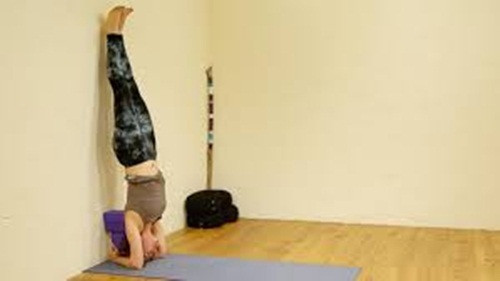 Những người bị huyết áp cao cũng không nên thử tư thế này bởi máu lên não nhanh cũng có thể làm tăng nguy cơ đứt mạch máu và gây ra đột quỵ.