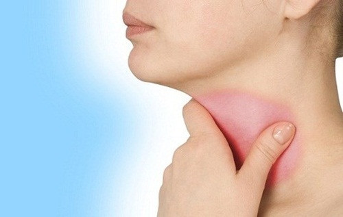 Viêm họng. Là bệnh thường xuyên gặp phải nhưng cũng không nên xem nhẹ. Bởi để bệnh thành viêm họng cấp tính có thể gây ra những biến chứng ảnh hưởng đến giọng nói. Đặc biệt nếu trở thành amidan nặng sẽ gây rối loạn đông máu, thậm chí là tử vong.