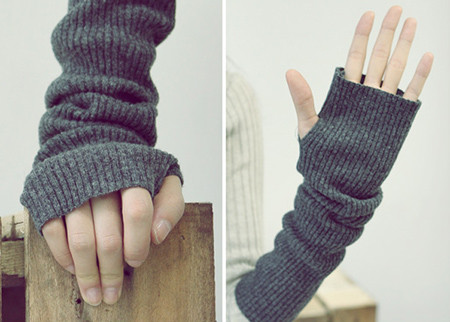 Tự làm găng tay từ quần áo thừa. Sẽ rất dễ dàng để tận dụng những chiếc tất hoặc ống tay áo thừa làm một chiếc găng tay xỏ ngón. Đơn giản là khoét một đầu vừa ngón trỏ là bạn đã có một đôi găng tay vô cùng ấm áp để trùm ngoài ống tay áo.