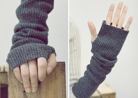 Tự làm găng tay từ quần áo thừa. Sẽ rất dễ dàng để tận dụng những chiếc tất hoặc ống tay áo thừa làm một chiếc găng tay xỏ ngón. Đơn giản là khoét một đầu vừa ngón trỏ là bạn đã có một đôi găng tay vô cùng ấm áp để trùm ngoài ống tay áo.