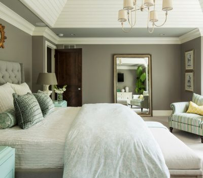 Đầu giường quay về hướng Tây Bắc có lợi cho giấc ngủ bởi đây là cung Càn có lợi nhất cho giấc ngủ. Người già, cha mẹ hoặc nam chủ nhân trong nhà nằm ngủ quay đầu về hướng này là có lợi nhất. Có thể dùng những gam màu vàng, màu trắng, màu hồng phấn hoặc màu vàng đồng sẽ càng có lợi.