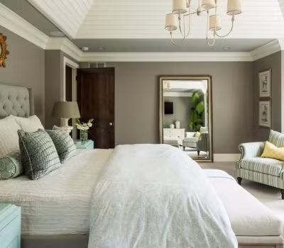 Đầu giường quay về hướng Tây Bắc có lợi cho giấc ngủ bởi đây là cung Càn có lợi nhất cho giấc ngủ. Người già, cha mẹ hoặc nam chủ nhân trong nhà nằm ngủ quay đầu về hướng này là có lợi nhất. Có thể dùng những gam màu vàng, màu trắng, màu hồng phấn hoặc màu vàng đồng sẽ càng có lợi.