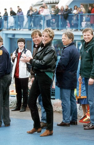 'Bi mat dong troi' ve mon do choi tinh duc cua Cong nuong Diana-Hinh-3