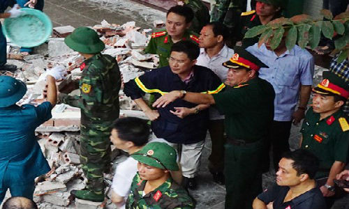 Lực lượng chức năng tập trung giải cứu nạn nhân vụ sập nhà 4 tầng ở Hà Nội. Ảnh ANTĐ.