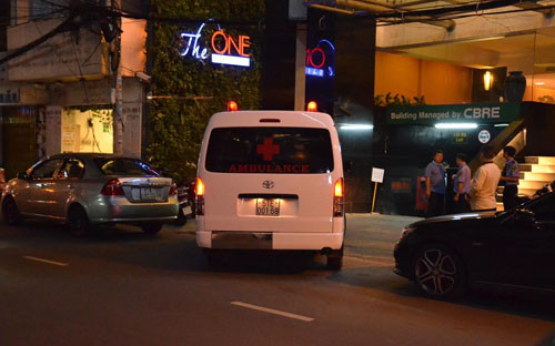 Thi thể du khách người nước ngoài được đưa khỏi hiện trường.