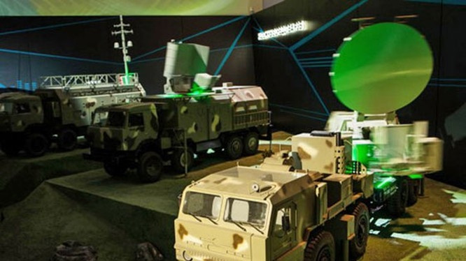 Krasukha hoạt động chống lại các radar trên máy bay tấn công, máy bay trinh sát và máy bay không người lái. Ngay cả các máy bay chỉ huy cảnh báo sớm có khả năng phát hiện và theo dõi các loại mục tiêu cũng bất lực trước Krasukha.