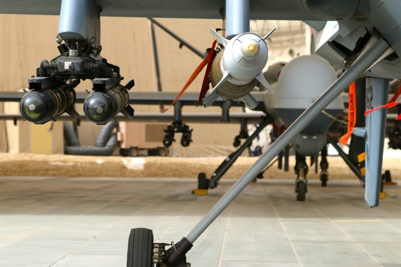 "MQ-9 Reaper và tiền thân của nó là MQ-1 đã đã bay hơn 4 triệu giờ và thực hiện nhiệm vụ 24/24 giờ trên khắp thế giới. Đặc biệt, cả 2 dòng máy bay này đều có thể đồng thời tiến hành tấn công, trinh sát, tìm kiếm cứu hộ... trong chuyến bay kéo dài trên không", Will Roper cho biết.