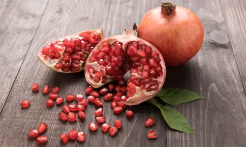 Lựu: Một quả lựu chứa khoảng 667 mg kali. Lựu là loại trái cây tuyệt vời cung cấp một lượng lớn chất xơ, vitamin K và vitamin C. Nước ép lựu cũng được cho là nước trái cây tốt nhất trên thế giới.