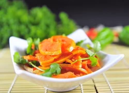 Giải ngộ độc hải sản: khi bạn ăn cá biển hoặc các loại hải sản có thể gặp hiện tượng ngộ độc hải sản khác, chỉ cần pha một cốc nước vỏ cam nóng uống sẽ giúp làm giảm triệu chứng này. Ảnh: leha.