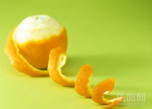 Theo Đông y vỏ cam, có mùi thơm, vị cay đắng, tính ấm. Vỏ cam chứa chứa hesperidin, tinh dầu dễ bay hơi, pectin, carotene và các thành phần khác. Vỏ cam có tác dụng tiêu khí, tiêu đờm, lợi cho tiêu hoá, giải ngộ độc hải sản, làm đẹp và nhiều công dụng khác. Ảnh: leha.