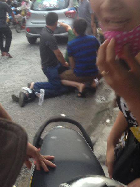 Theo lời chủ quán tạp hóa Hạnh (khu phố Hóp, Nam Hồng, Nam Sách, tỉnh Hải Dương), vào khoảng 17h 22 phút chiều ngày 16/9, khi chị đang bán hàng bất ngờ có chiếc xe taxi chạy đến từ phía Cầu Hàn (TP Hải Dương) hướng về thị trấn Nam Sách. Ngay lập tức, khoảng 4 đến 5 xe máy đuổi theo và chặn lên đầu taxi, rồi một số người bao vây, đập của ô tô. Khoảng 5-10 phút sau, nhóm người này khống chế một thanh niên trên xe. Khi lôi ra khỏi xe, "chúng tôi mới biết đó là tử tù Thọ "sứt". Nguồn ảnh: MTG