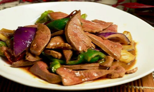 Trong gan lợn có chứa rất nhiều protein và sắt nên món ăn từ gan lợn đặc biệt phù hợp với những người thiếu máu, thiếu sắt vì nó sẽ cung cấp nguyên liệu tạo ra huyết sắc tố, có tác dụng phòng và chữa bệnh thiếu máu. Ảnh:hexun.