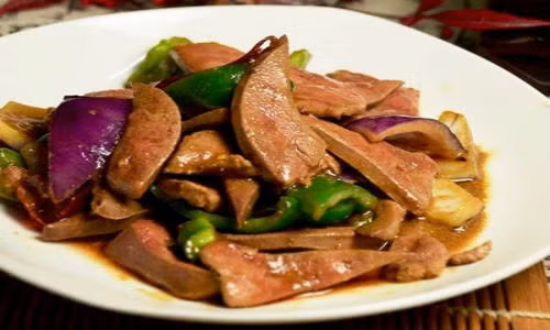 Trong gan lợn có chứa rất nhiều protein và sắt nên món ăn từ gan lợn đặc biệt phù hợp với những người thiếu máu, thiếu sắt vì nó sẽ cung cấp nguyên liệu tạo ra huyết sắc tố, có tác dụng phòng và chữa bệnh thiếu máu. Ảnh:hexun.