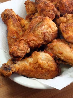 Thịt gà: tuy thịt gà không phải là thịt đỏ, tốt cho sức khỏe nhưng vẫn chứa hàm lượng cholesterol cao. Đặc biệt là da gà hay gà chiên là món khoái khẩu của nhiều người nhưng lại có hàm lượng cholesterol cao hơn cả kem và bánh hamburger, cần hạn chế sử dụng. Ảnh: 39.