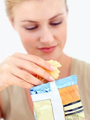 Đồ ăn vặt: cũng là thức ăn có cholesterol cao, các món đồ ăn vặt thông thường được chế biến theo hình thức chiên, rán nhiều như bánh quy, bánh ngọt, khoai tây chiên... Đây chính là bữa ăn nhẹ "xấu" bởi nó sẽ dung nạp quá nhiều cholesterol cho cơ thể, có thể kéo theo các bệnh tim mạch. Ảnh: 39.