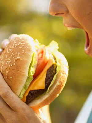 Bánh hamburgers: đây là món bánh khoái khẩu của rất nhiều người, nhưng bạn có biết khi ăn một cái bánh kẹp thịt hai lớp bạn đã dung nạp 175 mg cholesterol vào cơ thể. Ảnh: 39.