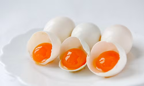 Trứng: nếu tính thực phẩm chứa hàm lượng cholesterol cao đầu tiên phải kể đến là trứng. Nếu chọn trứng làm bữa ăn sáng, bạn đã dung nạp 213 mg cholesterol cho cơ thể. Vì vậy, bạn cần cân nhắc hoặc nên đổi thành món ngũ cốc thô, rau xanh và hoa quả. Ảnh: