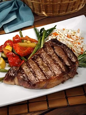 Món bít tết: ngay cả trong trường hợp chọn loại thịt bò nạc và chế biến bằng dầu dầu ôliu thì món ngon này vẫn được cảnh báo về dư lượng chất béo và cholesterol. Ảnh: 39.