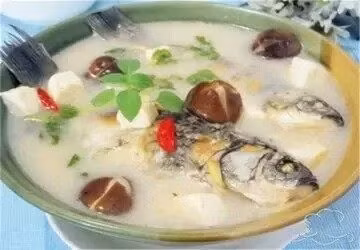 Đúng giờ cơm trưa ngư phu vừa hay bắt được con cá sông tươi ngon nhưng gia cảnh nghèo nàn không có nổi dầu rán cá đãi khách nên đành làm sạch cho vào nồi thêm chút gia vị nấu bát canh cá.