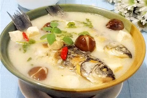 Sau khi về cung, hàng ngày chán cao lương mĩ vị phát ngán nên nhớ đến món canh cá của người chủ thuyền xưa kia liền sai đầu bếp nấu món canh cá chép. Càn Long rất thích canh cá chép dân dã vì ăn xong tinh thần luôn sảng khoái.