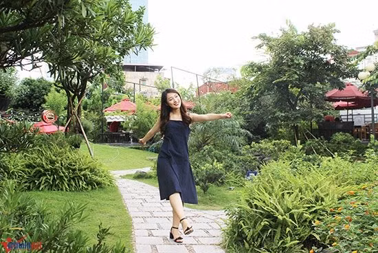 Dẫn Bản tin thời sự quốc tế trong hình ảnh lịch thiệp, Khánh Vy vẫn tươi trẻ trong những show 8 IELTS, hay nhún nhảy tinh nghịch ở Follow Us.